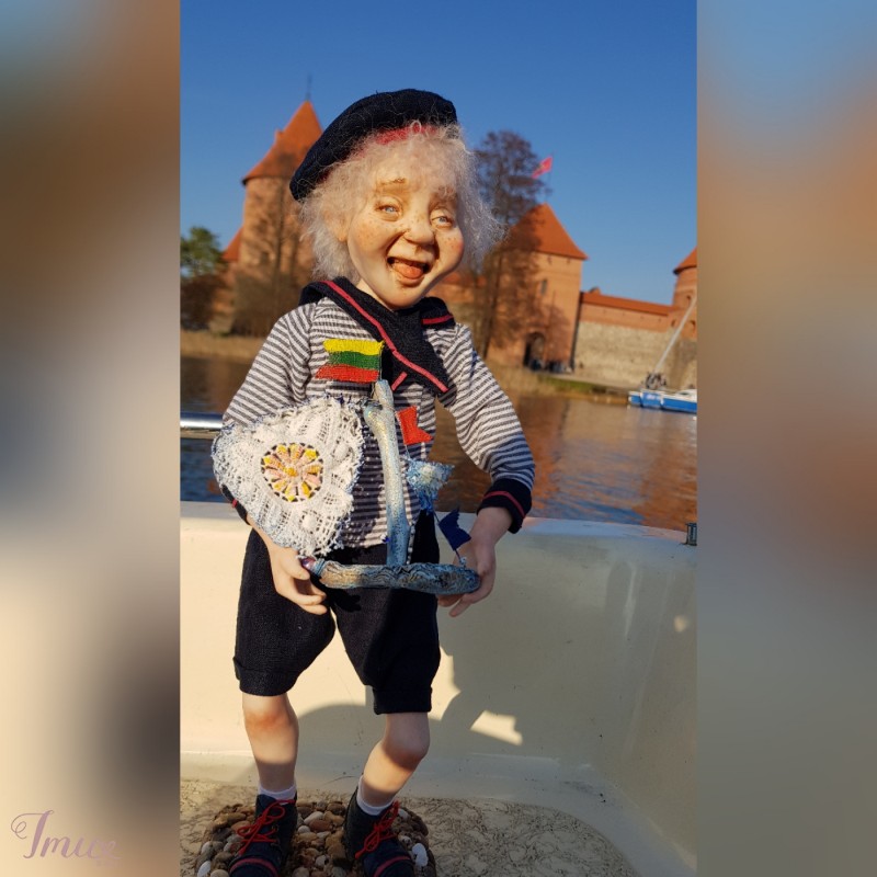 imusau.lt | parduodama Statinė interjerinė lėlė "laimingas berniukas su laiveliu"