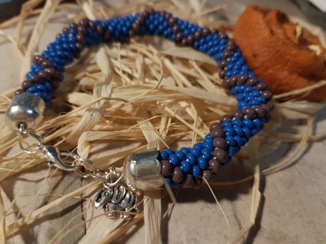 imusau.lt | listing 12. Rankų darbo apyrankė