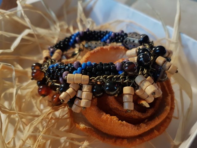 imusau.lt | listing 24. Rankų darbo apyrankė