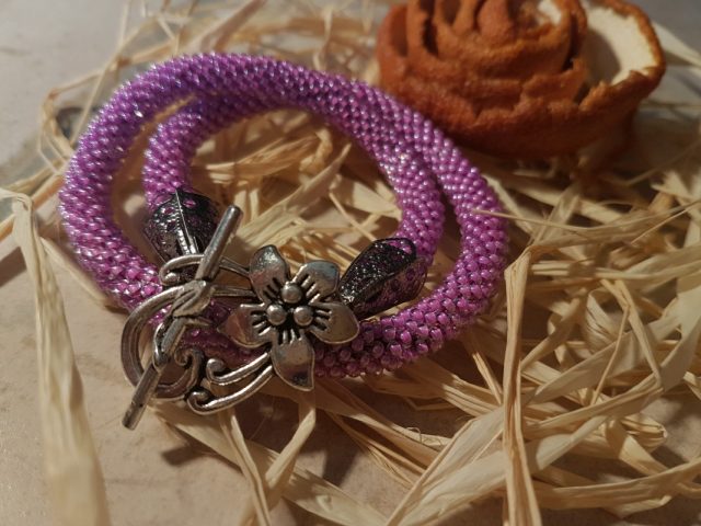 imusau.lt | listing 29. Rankų darbo apyrankė