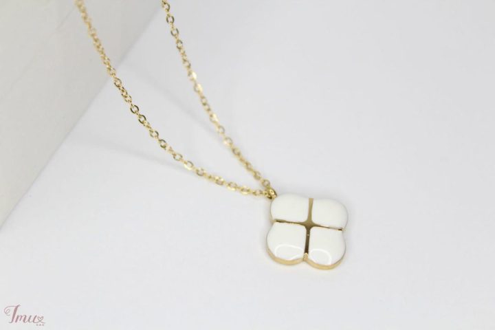 imusau.lt | parduodama kaklo papuošalas su baltų dobiliuku iš nerūdijančio plieno